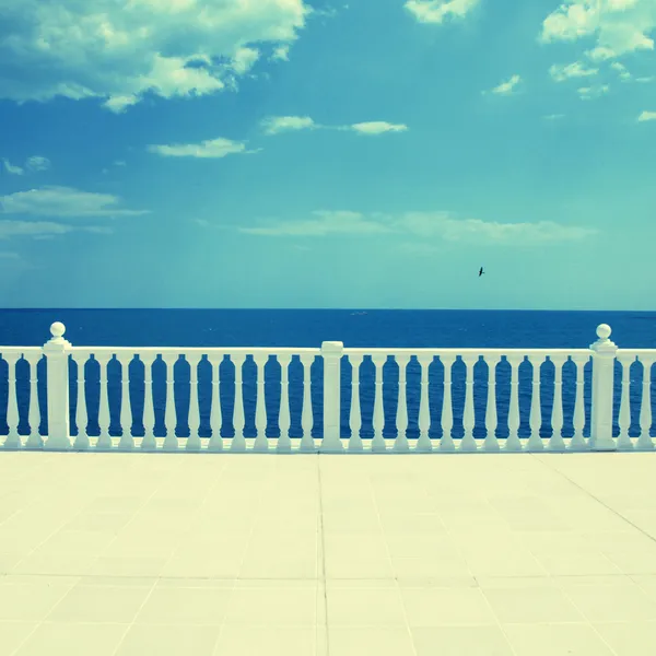 Terrasse vide donnant sur la mer — Photo