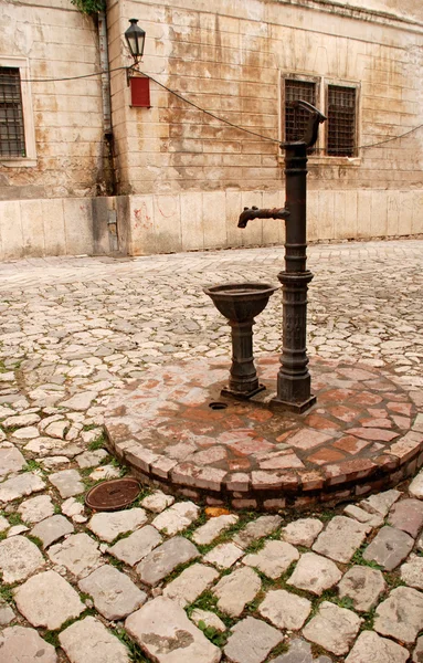 Vintage water goed in een middeleeuws stadje in kotor — Stockfoto