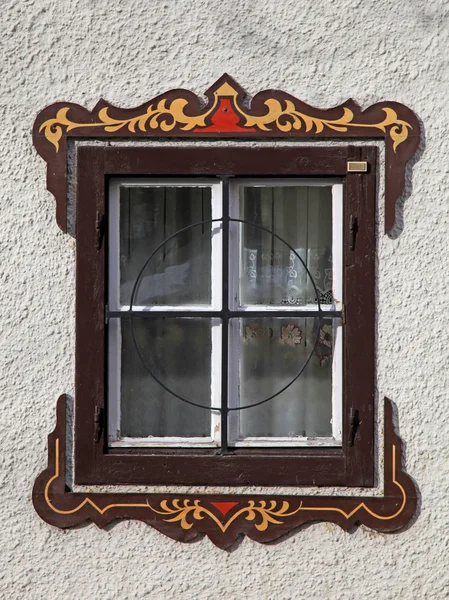 Ventana bavariana con decoraciones típicas pintadas, Austria —  Fotos de Stock