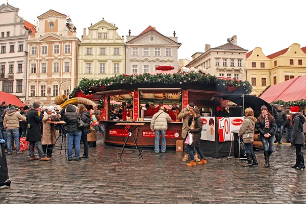 Kerstmarkt op oude stadsplein in Praag, Tsjechië. — Stockfoto