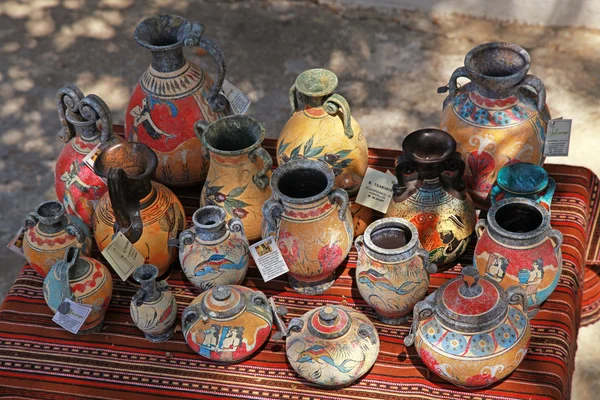 Jalan toko souvenir dengan tembikar Yunani tradisional — Stok Foto