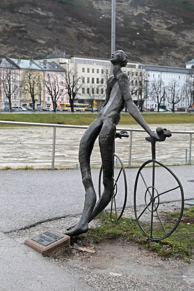 Голая бронзовая статуя велосипедиста в Зальцбурге, Австрия — стоковое фото