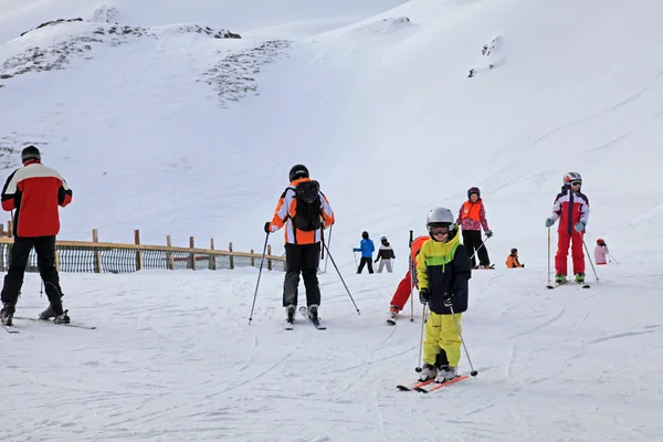 Skidåkare njuta av skidåkning på backen i de österrikiska Alperna — Stockfoto
