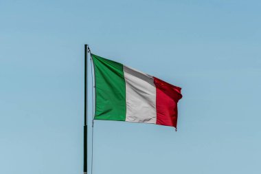 Gökyüzünde dalgalanan İtalyan bayrağı