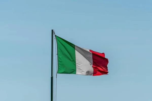 Bandeira Italiana Voando Céu — Fotografia de Stock