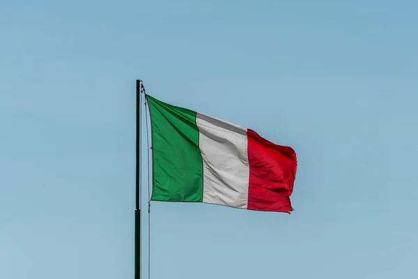 Bandeira Italiana Voando Céu — Fotografia de Stock