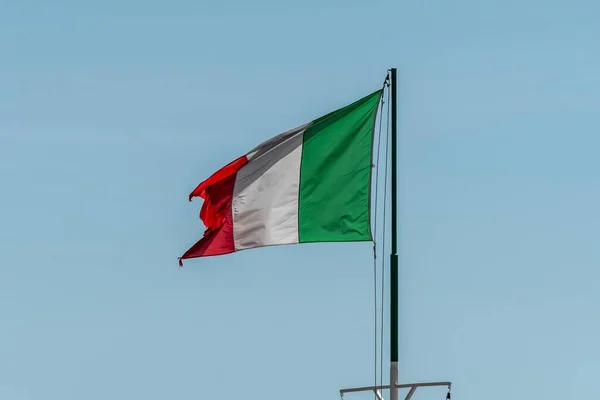 Italiensk Flagga Som Flyger Skyn — Stockfoto