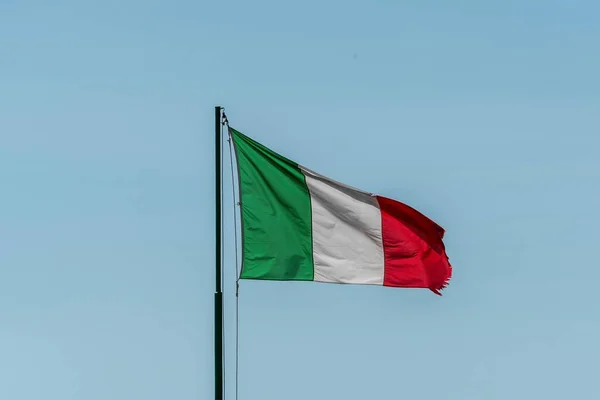 意大利国旗在空中飘扬 — 图库照片
