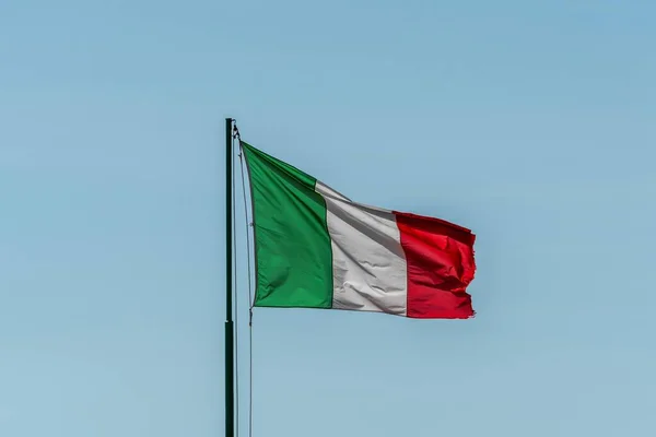 Bandeira Italiana Voando Céu — Fotografia de Stock