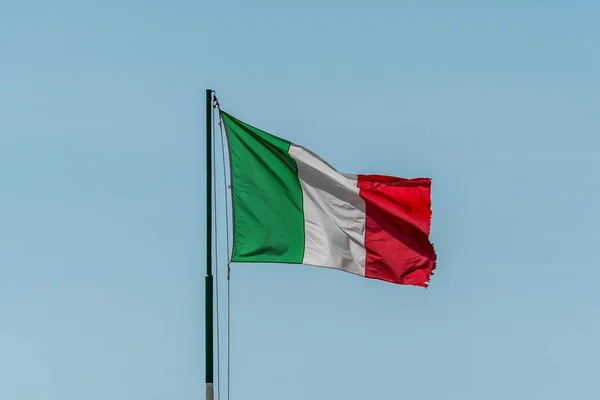 Італійський Прапор Летить Небі — стокове фото