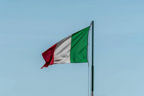 Bandeira Italiana Voando Céu — Fotografia de Stock