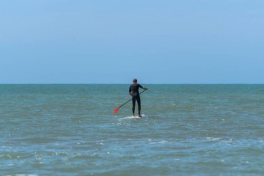 Pratik yapan adam Denizde kürek çekin