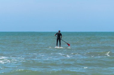 Pratik yapan adam Denizde kürek çekin