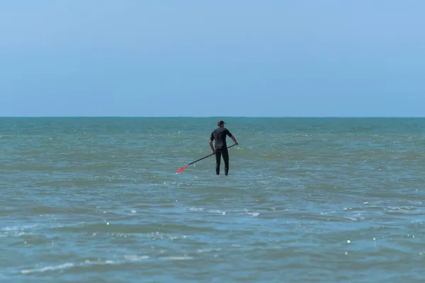 Man Oefenen Sta Peddel Zee — Stockfoto