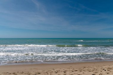 Sahilde dalgaların olduğu bir deniz.