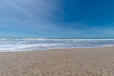 Sahilde dalgaların olduğu bir deniz.