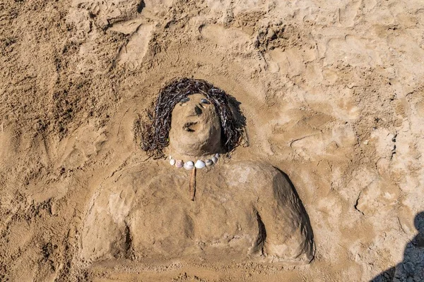 Sable Homme Sculpture Sur Plage Avec Des Décorations — Photo