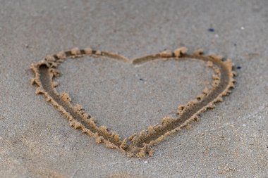 Kuma çizilmiş bir kalp