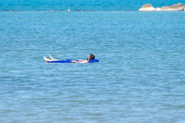 Bañarse Mar Colchón Flotante Disfrutando Relajación — Foto de Stock
