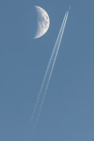 Aereo Che Passa Vicino Alla Luna — Foto Stock