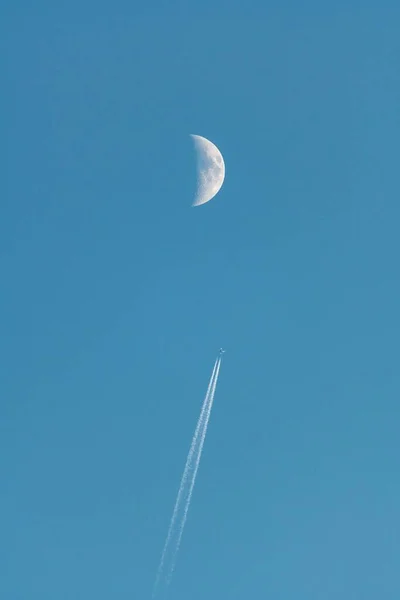 Avião Que Passa Perto Lua — Fotografia de Stock