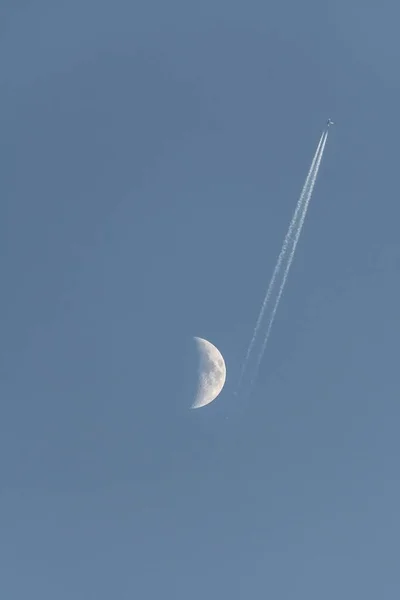 Avião Que Passa Perto Lua — Fotografia de Stock