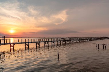 Jetty Lesina Gölü 'nde gün batımında