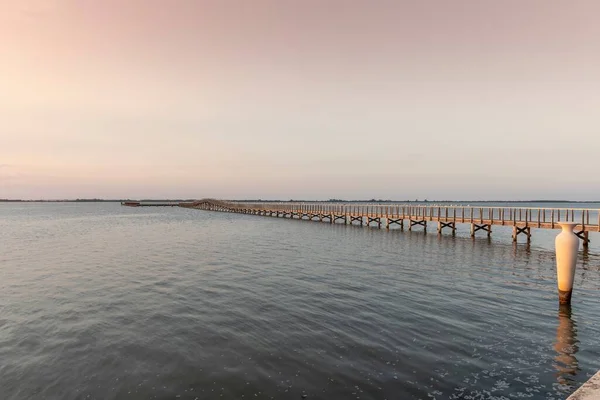 Molo Sul Lago Lesina Tramonto — Foto Stock