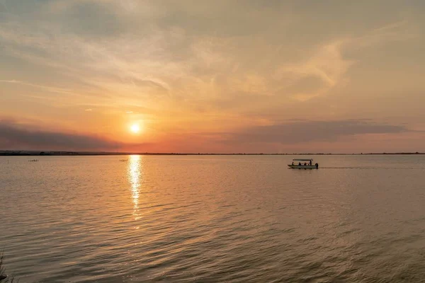 Beautiful Landscape Boat Middle Lake Sunset — Stock Photo, Image