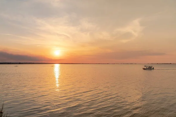 Schöne Landschaft Mit Boot Inmitten Des Sees Bei Sonnenuntergang — Stockfoto