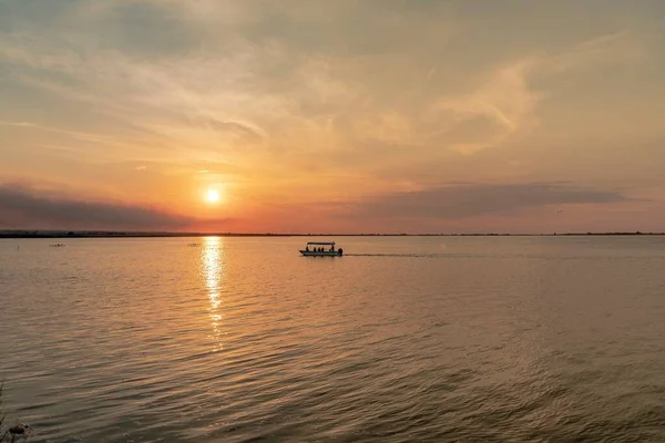 Beautiful Landscape Boat Middle Lake Sunset — Stock Photo, Image
