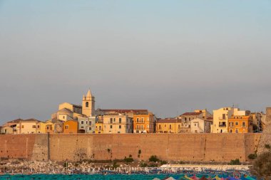 Tarihi Termoli köyünün panoramik manzarası (CB - İtalya)