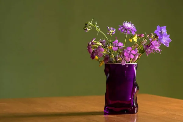 Красивый Букет Разноцветных Цветов Стеклянной Банке — стоковое фото