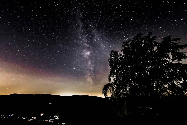 Bergslandskap Med Stjärnhimmel Och Mjölkaktigt Sätt — Stockfoto