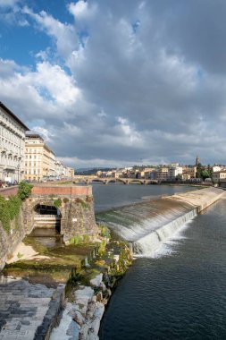 Floransa 'daki Arno nehri ve Pescaia di Santa Rosa manzarası