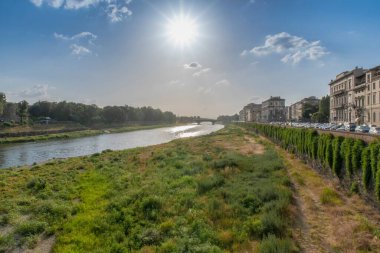 Önünde Arno nehri olan Floransa manzarası