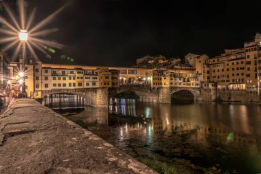 Gece Floransa 'da Ponte Vecchio