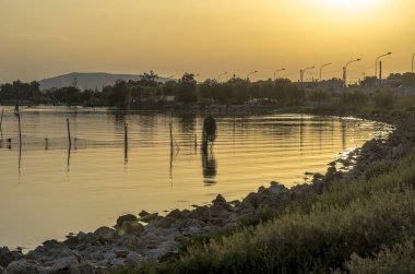 Gölün üzerinde batan güneşli göl manzarası