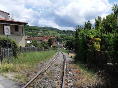 Demiryolu ile kentsel alan manzarası