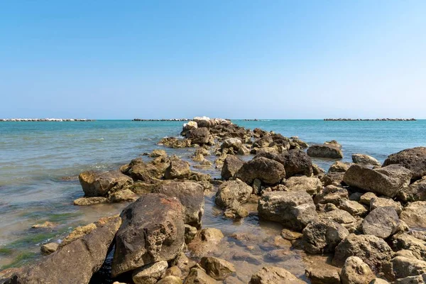 岩肌と穏やかな海の風景 — ストック写真