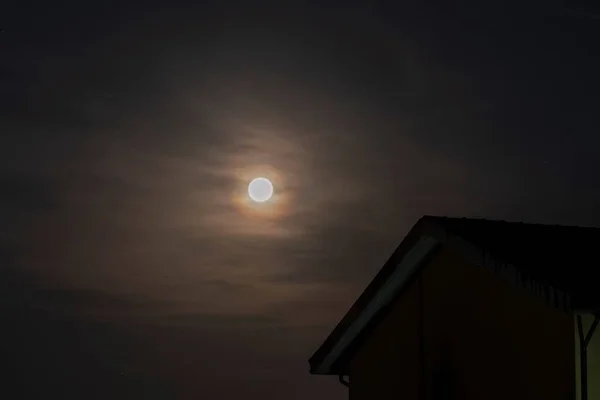 Luna Splendente Nel Cielo Nuvoloso — Foto Stock