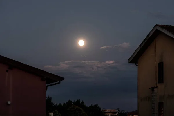 Λαμπερό Φεγγάρι Στον Συννεφιασμένο Ουρανό — Φωτογραφία Αρχείου