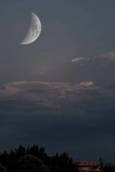 Lua Crescente Grande Bonita Céu Nublado — Fotografia de Stock
