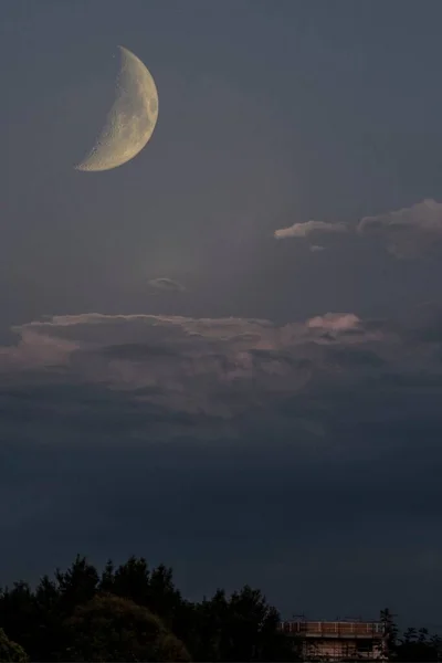 Όμορφη Μεγάλη Ημισέληνο Στο Συννεφιασμένο Ουρανό — Φωτογραφία Αρχείου