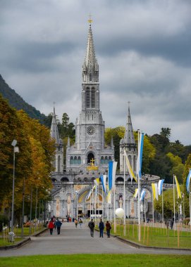 Lourdes, Fransa - 9 Ekim 2021: The Sanctuaires Notre-Dame de Lourdes Katedrali