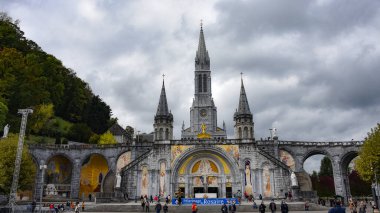 Lourdes, Fransa - 9 Ekim 2021: The Sanctuaires Notre-Dame de Lourdes Katedrali