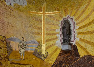 Lourdes, Fransa - 9 Ekim 2021: Notre Dame Katedrali, Lourdes 'in girişinde dini sanat eserleri ve mozaikler