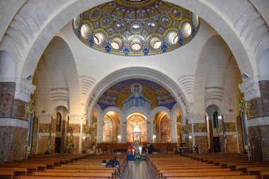 Lourdes, Fransa - 9 Ekim 2021: Lourdes Leydimizin Bazilika Sığınağı 'nın iç manzarası