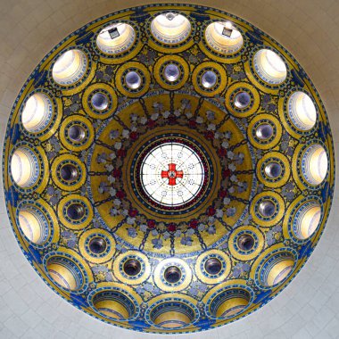 Lourdes, Fransa - 9 Ekim 2021: Lourdes Leydimizin Bazilika Sığınağı 'nın iç manzarası