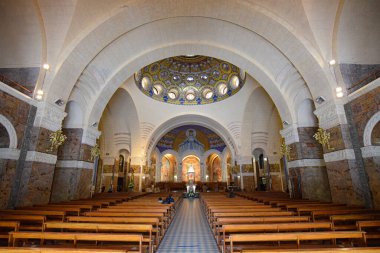 Lourdes, Fransa - 9 Ekim 2021: Lourdes Leydimizin Bazilika Sığınağı 'nın iç manzarası
